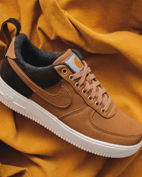 Scarpe artigianali in pelle marrone
